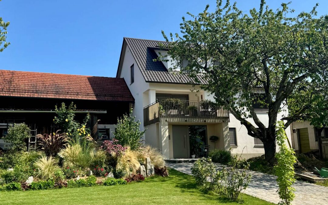 Einfamilienwohnhaus mit Scheune